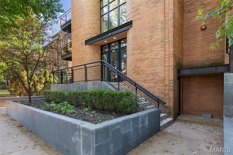 Photo of 7542 Cromwell Drive #1B, Clayton, MO 63105 (MLS # 25073888)