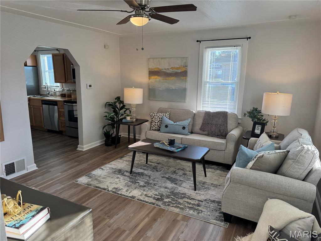 Alton, Illinois 62002, United States, 3 Bedrooms Bedrooms, ,2 BathroomsBathrooms,Residential,Pending,236197