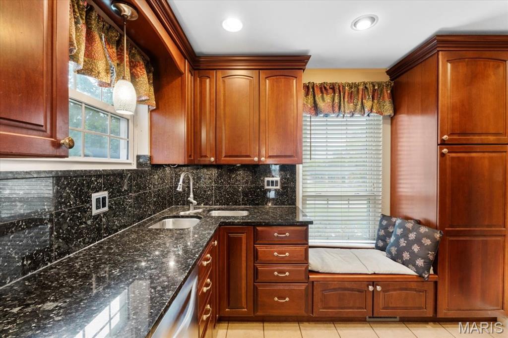 Ballwin, Missouri 63011, United States, 4 Bedrooms Bedrooms, ,3 BathroomsBathrooms,Residential,Pending,128666