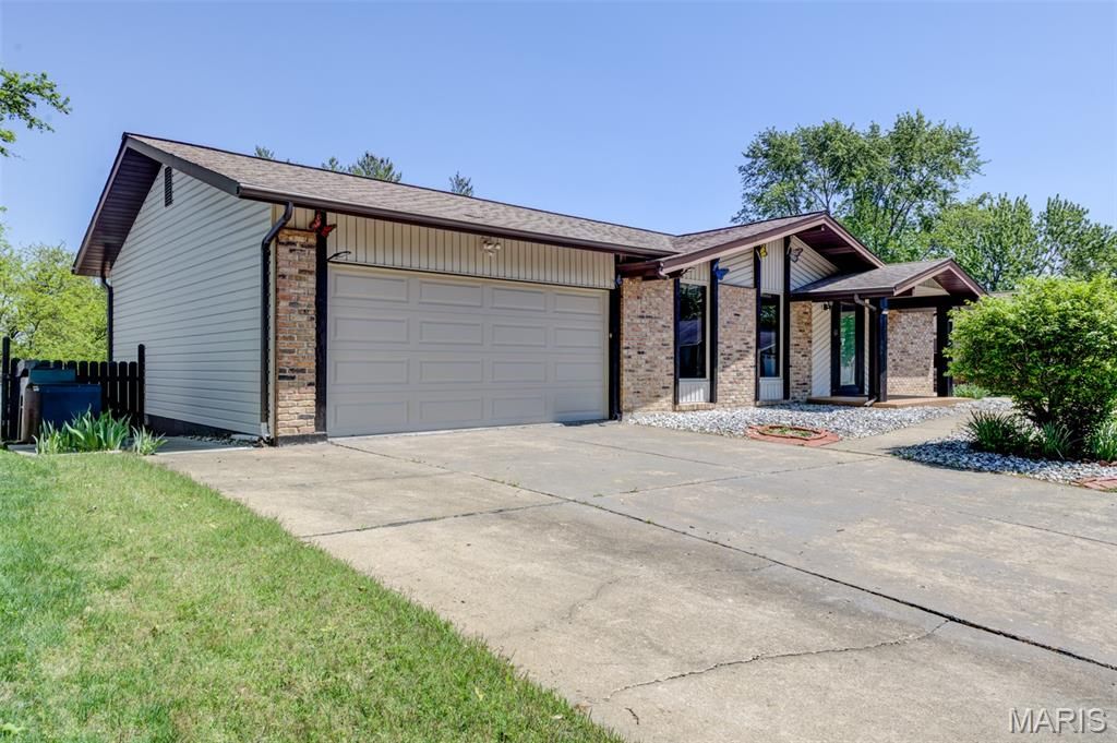 Photo of 30 Gateswood Drive, St Peters, MO 63376 (MLS # 26023775)