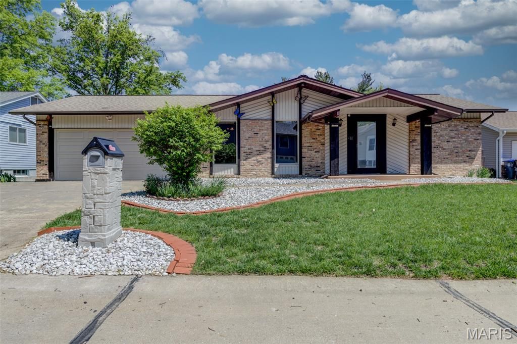 Photo of 30 Gateswood Drive, St Peters, MO 63376 (MLS # 26023775)