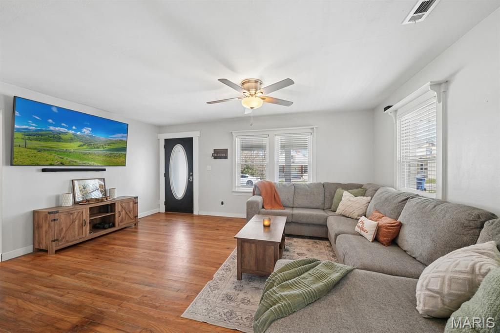 Photo of 404 E Lakeview Drive, Warrenton, MO 63383 (MLS # 26015383)