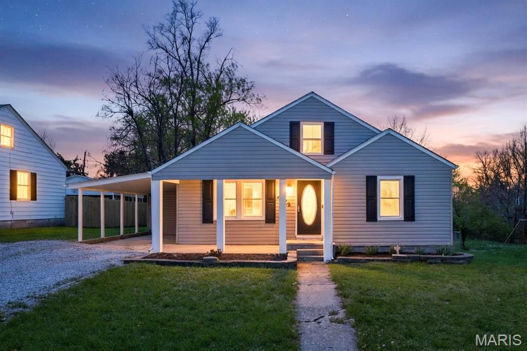 Photo of 404 E Lakeview Drive, Warrenton, MO 63383 (MLS # 26015383)