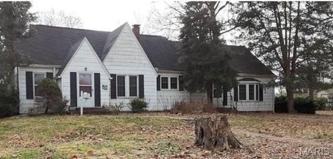 Photo of 2237 Roblee, Murphysboro, IL 62966 (MLS # 25081979)