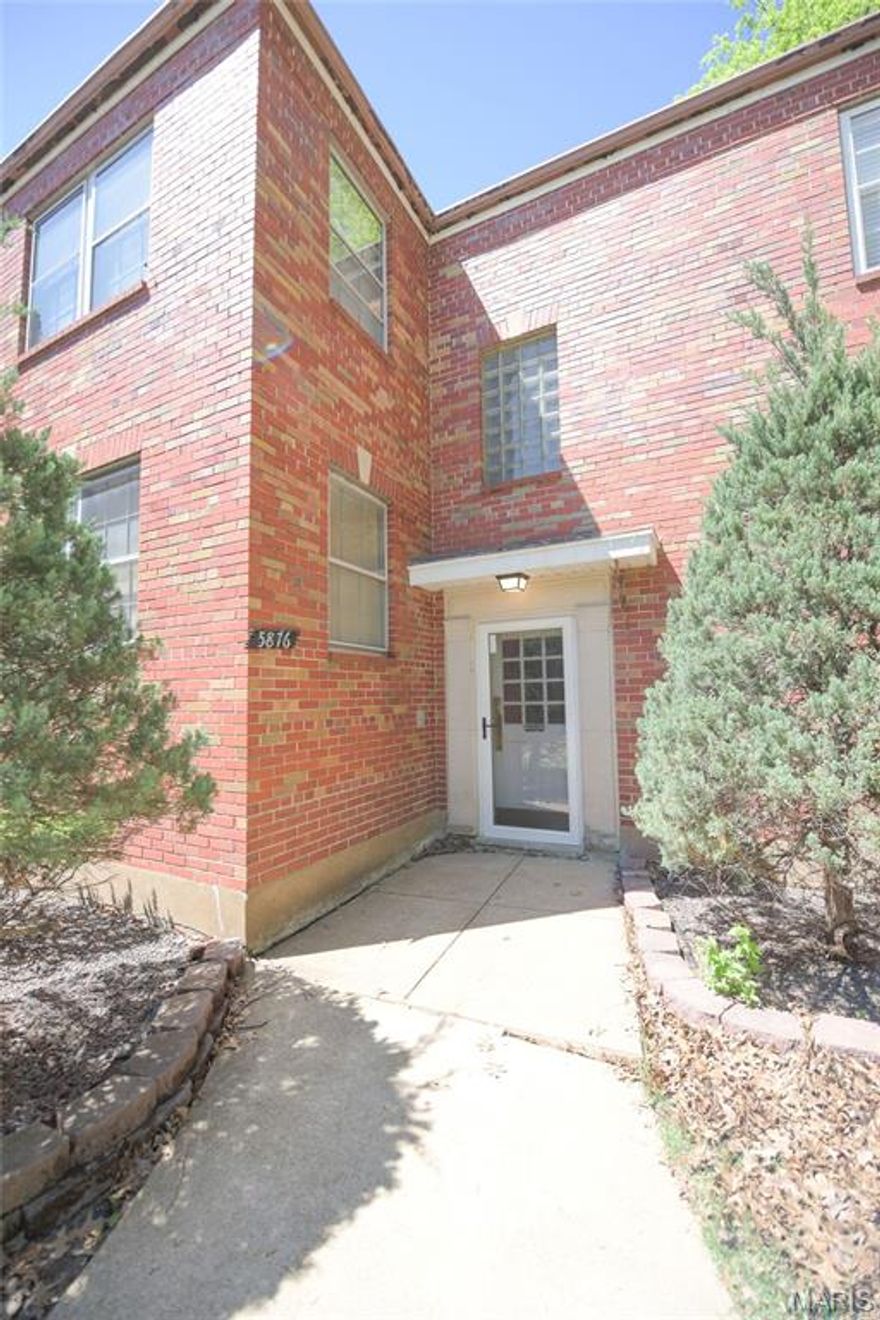 Close to EVERYWHERE you want to be!! Welcome home to St. Louis Hills and the cutest condo in town! You'll be 1/2 block from Willmore park and about 1/2 mile from Francis Park!
This light filled 1 bedroom 1 bath unit with original hardwood floors, vintage tile and charm for days is the perfect nest for your new adventure!
Unit also includes a shared large basement area with included washer and shared dryer plus a large and secure storage area.  

Call your favorite agent for a showing today!