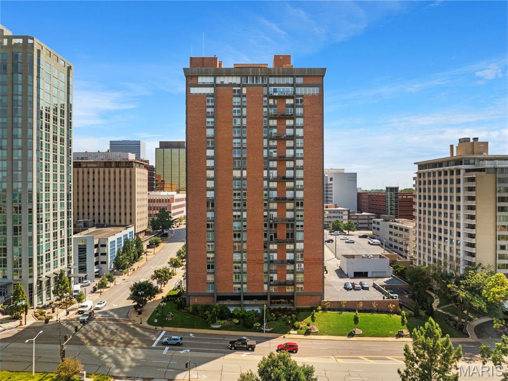 Photo of 200 S Brentwood Boulevard #6F, St Louis, MO 63105 (MLS # 26056875)