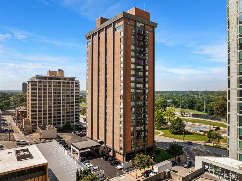 Photo of 200 S Brentwood Boulevard #6F, St Louis, MO 63105 (MLS # 26056875)