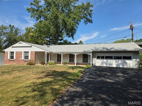 Photo of 1145 Mackinac Drive, Creve Coeur, MO 63146 (MLS # 25063125)