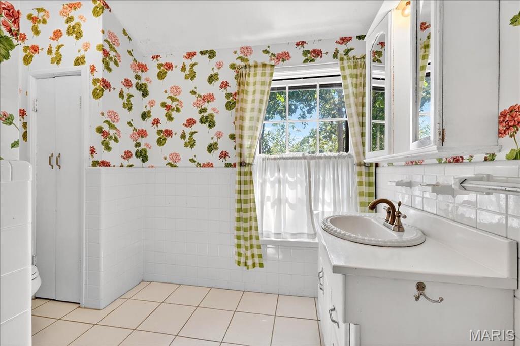 Warson Woods, Missouri 63122, United States, 4 Bedrooms Bedrooms, ,3 BathroomsBathrooms,Residential,Pending,211795