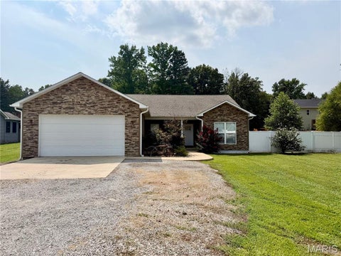 Photo of 215 Crooked Pine Lane, Poplar Bluff, MO 63901 (MLS # 26049236)