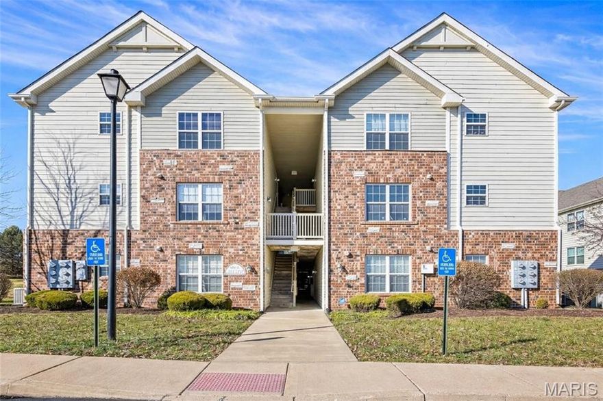 3rd-floor condo with vaulted ceilings and a desirable split-bedroom floor plan. Eat-in kitchen with 42” maple cabinetry, pantry, and black appliances including refrigerator. Vaulted primary suite with large walk-in closet. Two full baths with tall vanities; Jack-and-Jill access to second bedroom. Main-floor laundry, white 2” blinds, covered deck with storage closet, and one assigned parking space. Convenient location just off Hwy 94. Upper-level unit.