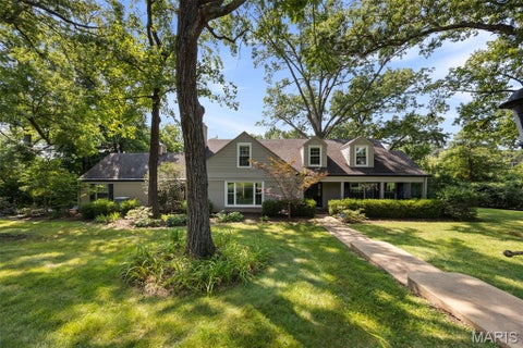 Photo of 2 Middlebrook Lane, Creve Coeur, MO 63141 (MLS # 26049215)