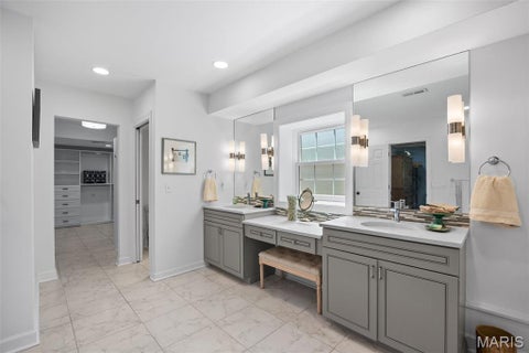 Tiny photo for 2 Middlebrook Lane, Creve Coeur, MO 63141 (MLS # 26049215)