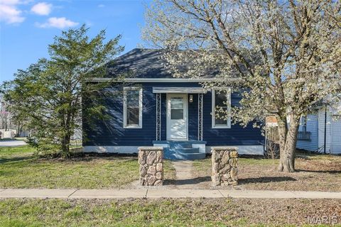 Photo of 601 Walnut Street, Alhambra, IL 62001 (MLS # 26017001)