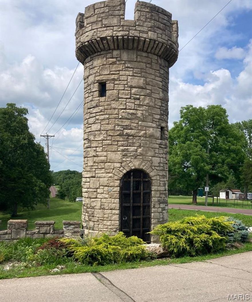 Enjoy all this beautiful GATED LAKE COMMUNITY has to offer. 3 lakes, fishing, boating, swimming , a beach swimming area, camping and club house for community lot owners.. community sewers and water are available at the street but not hooked up to this lot .