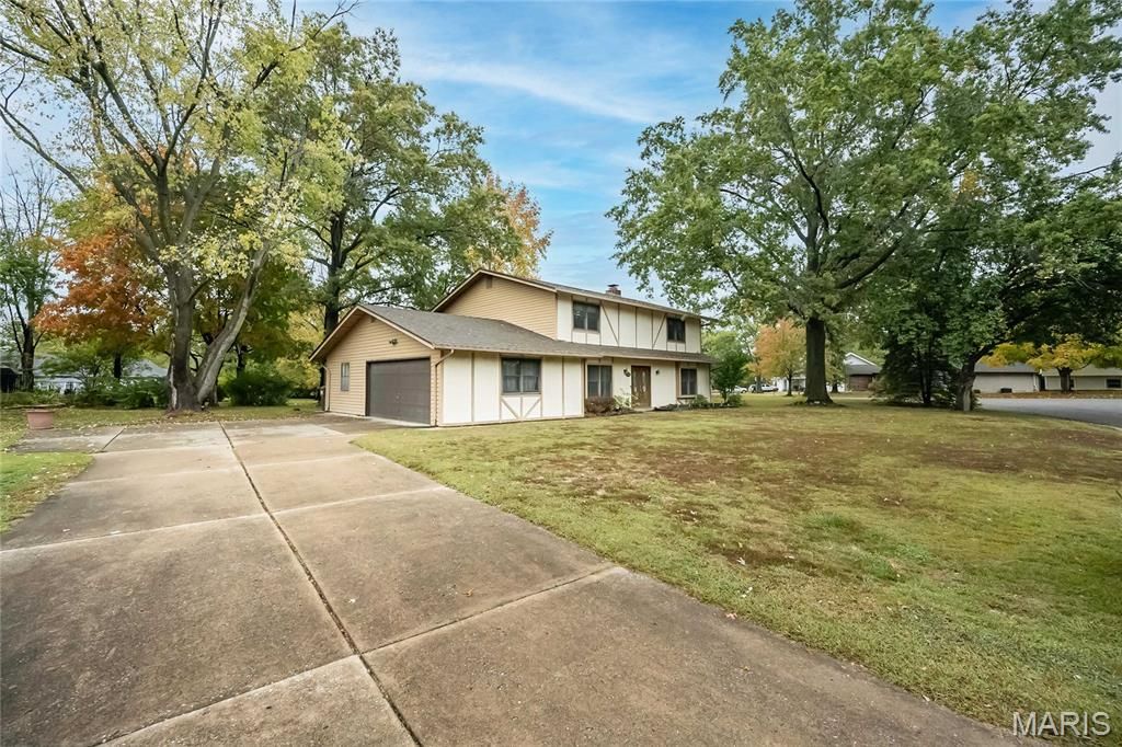 Photo of 1100 Seine Drive, Lake Saint Louis, MO 63367 (MLS # 25069980)