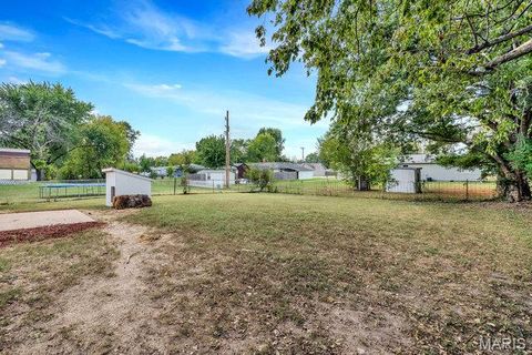 Tiny photo for 22 S 12th Street, Bowling Green, MO 63334 (MLS # 25067904)