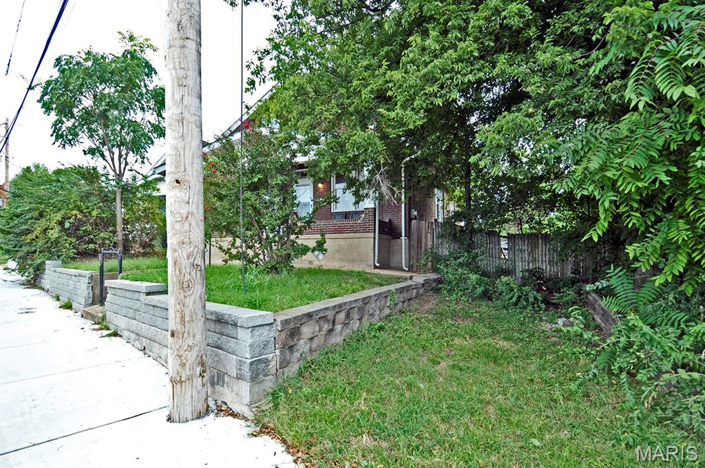 9129 - 9131 S Broadway Street