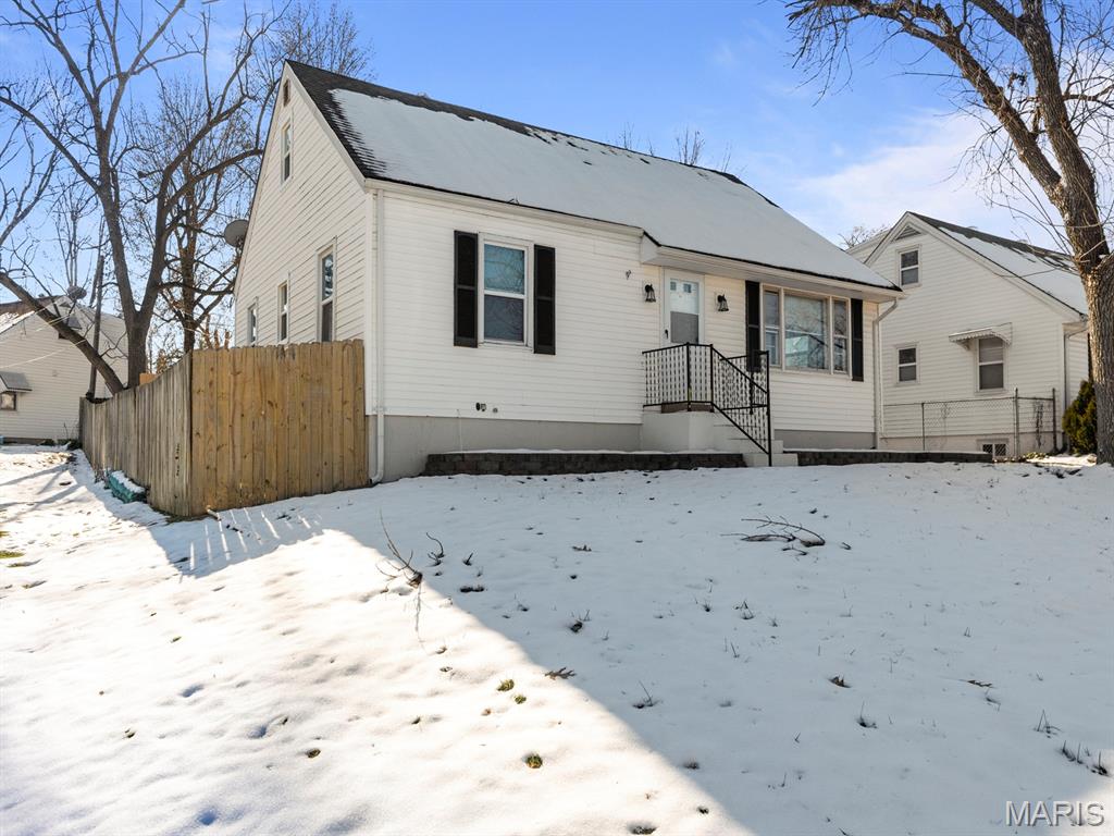 St Louis, Missouri 63123, United States, 4 Bedrooms Bedrooms, ,2 BathroomsBathrooms,Residential,Pending,249682