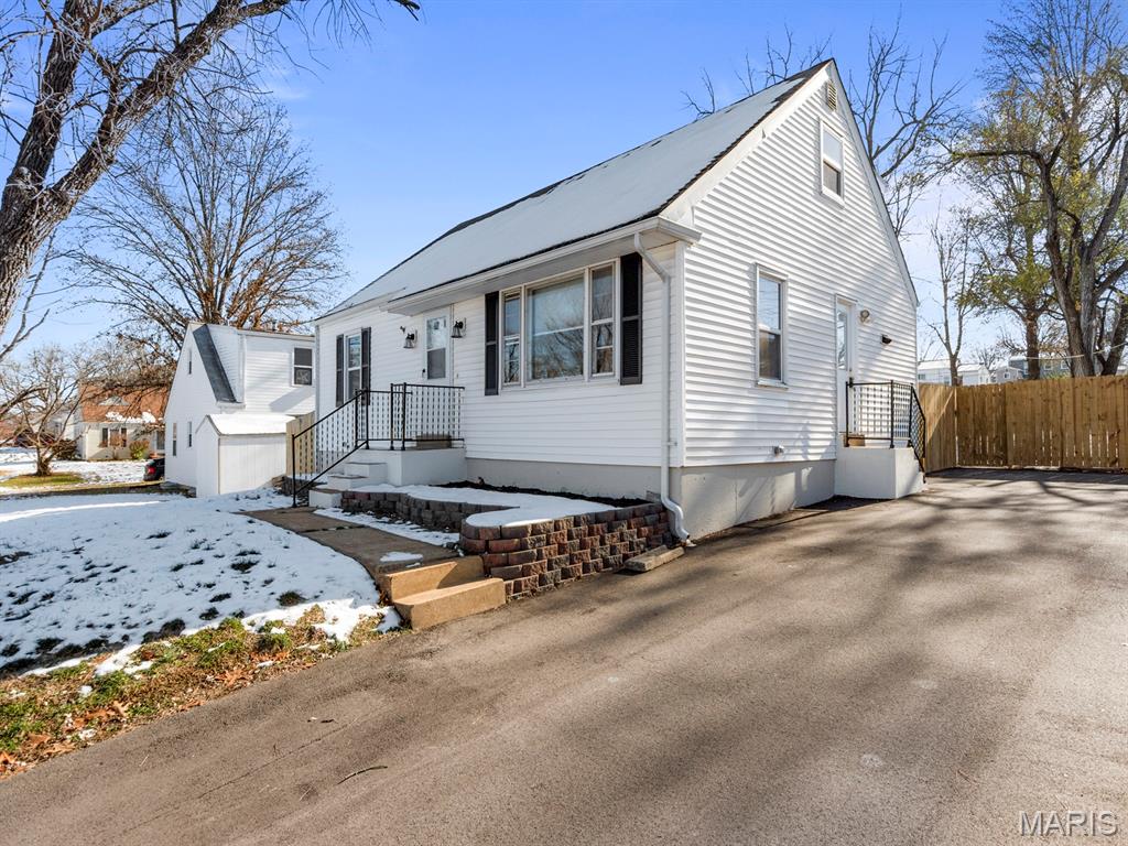 St Louis, Missouri 63123, United States, 4 Bedrooms Bedrooms, ,2 BathroomsBathrooms,Residential,Pending,249682