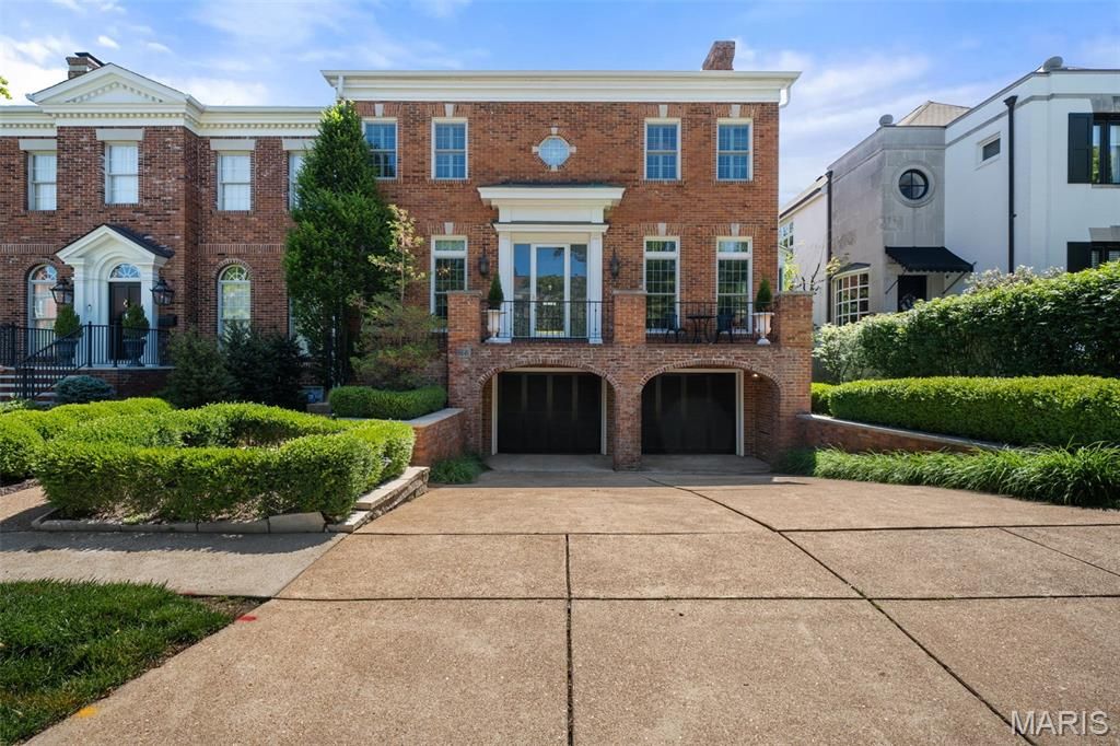 Photo of 166 N Central Avenue, Clayton, MO 63105 (MLS # 26028685)