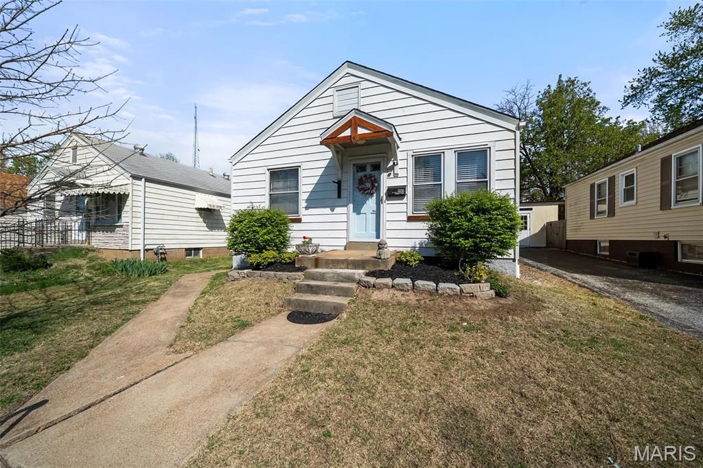 Photo of 3216 Jasper Park, St Louis, MO 63139 (MLS # 26020785)