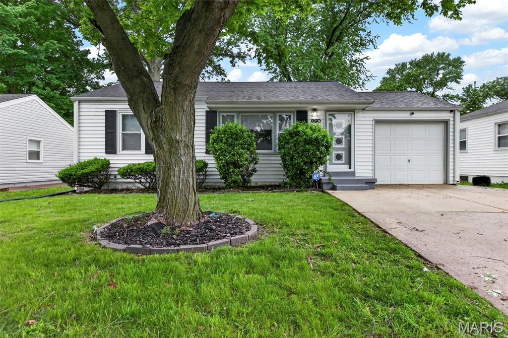 Photo of 860 Loekes Drive, Florissant, MO 63031 (MLS # 26025359)