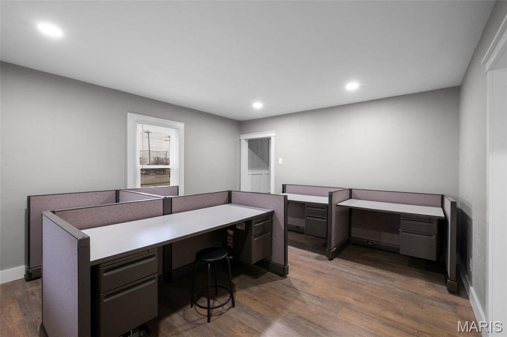 Baileys 02 - Commercial Lease