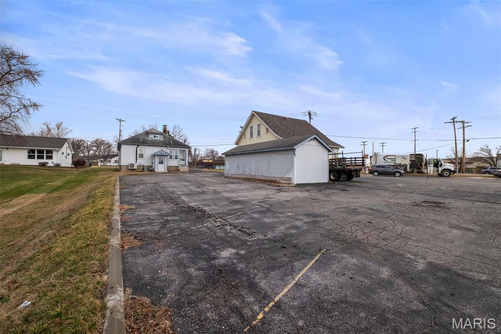 Baileys 02 - Commercial Lease