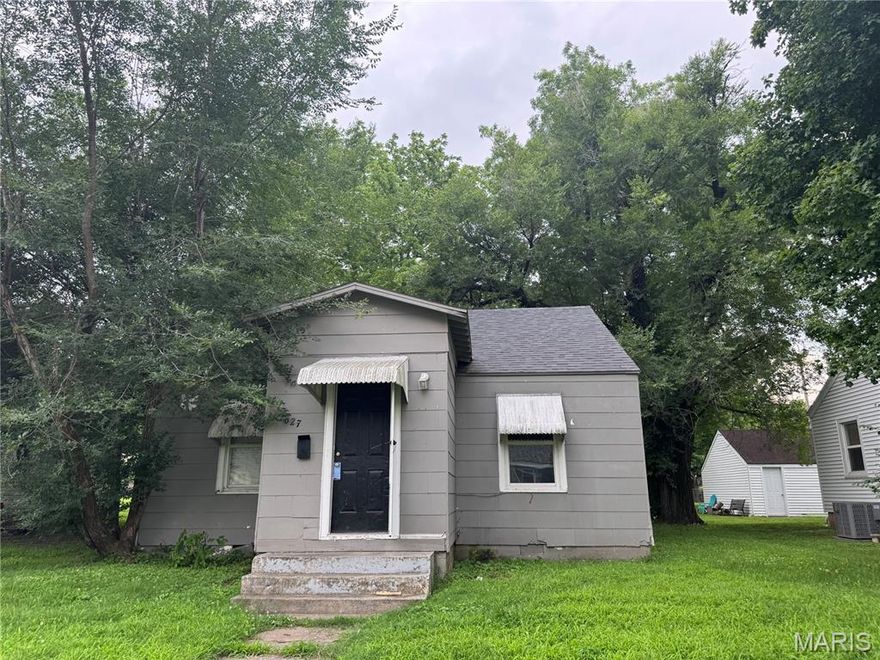 Great opportunity for investors! This 2-bedroom property offers solid potential as a rental or flip, with a manageable layout and room to add value. Whether you're expanding your portfolio or getting started in real estate, this is a smart, affordable option.