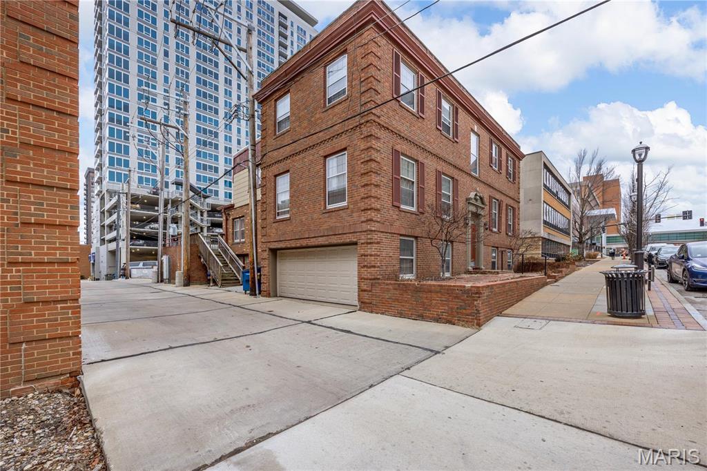 211 S Central Avenue