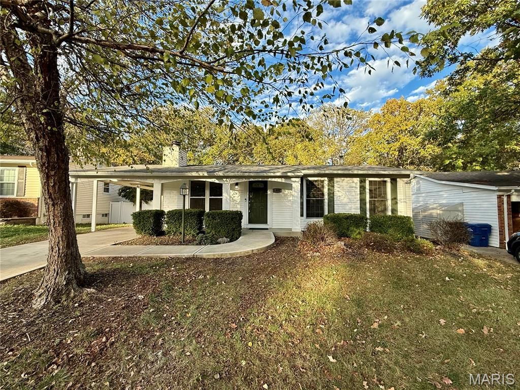 Photo of 1833 San Luis Rey Parkway, Fenton, MO 63026 (MLS # 25073431)