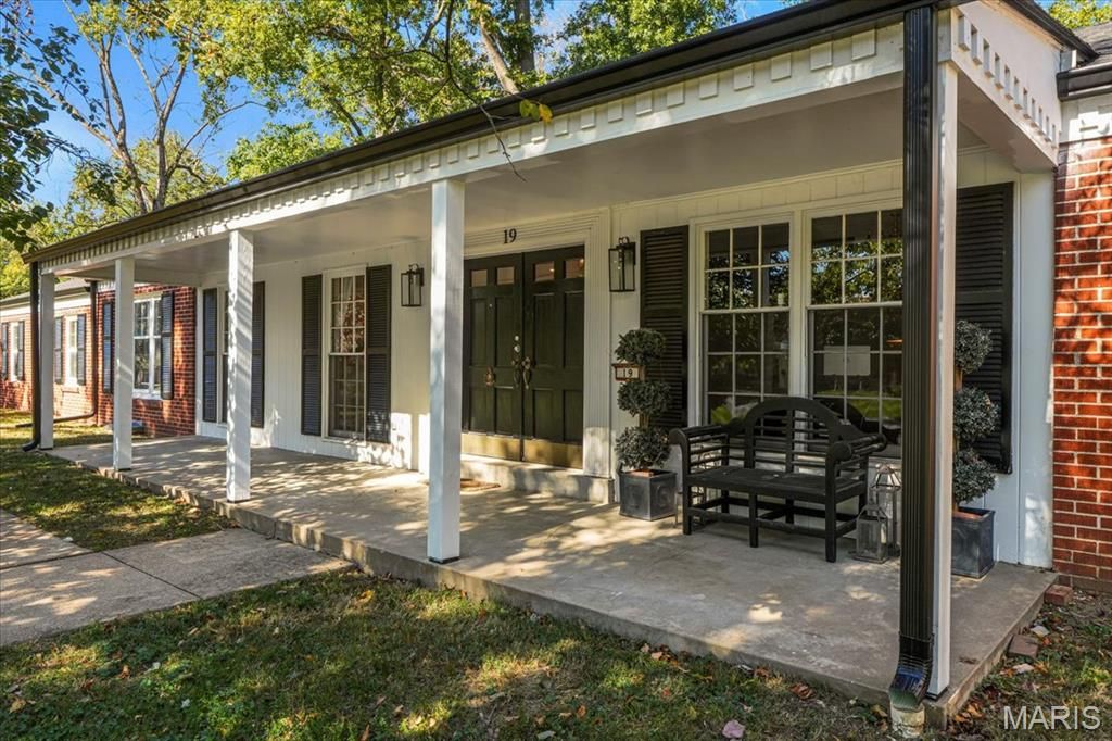 Photo of 19 Villa Coublay, Frontenac, MO 63131 (MLS # 25073305)