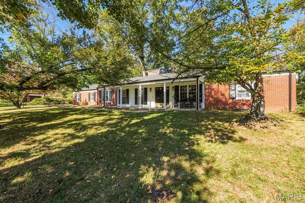 Photo of 19 Villa Coublay, Frontenac, MO 63131 (MLS # 25073305)