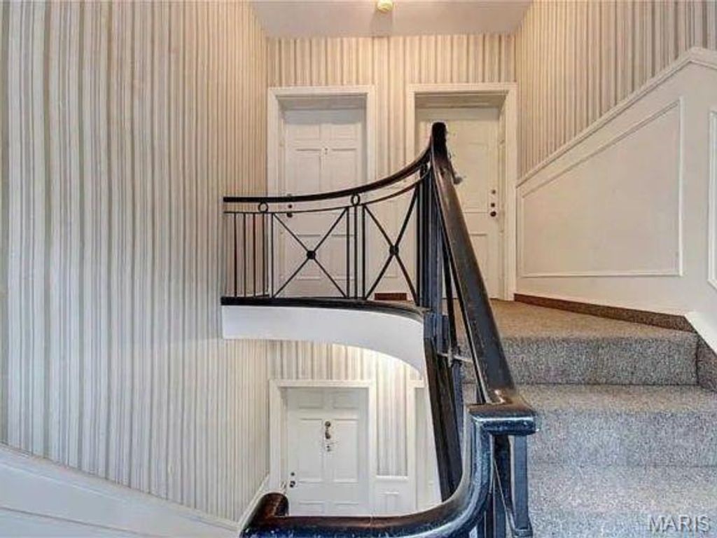 Photo of 925 S Hanley Road #F, Clayton, MO 63105 (MLS # 26023687)