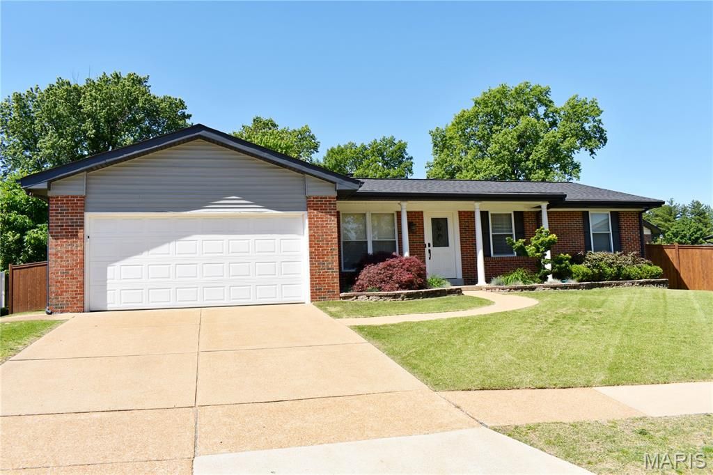 Photo of 5859 Hunterbrook Court, Oakville, MO 63129 (MLS # 26028576)
