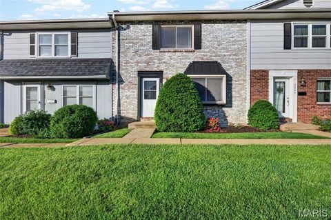 Photo of 2562 Grayland Walk, Unincorporated, MO 63129 (MLS # 26026639)