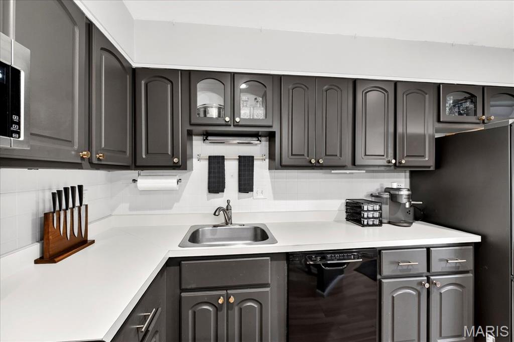 St Louis, Missouri 63128, United States, 2 Bedrooms Bedrooms, ,2 BathroomsBathrooms,Residential,Active,253057