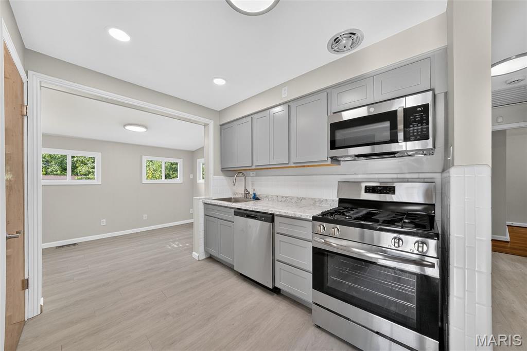 St Louis, Missouri 63137, United States, 3 Bedrooms Bedrooms, ,1 BathroomBathrooms,Residential,Pending,189549