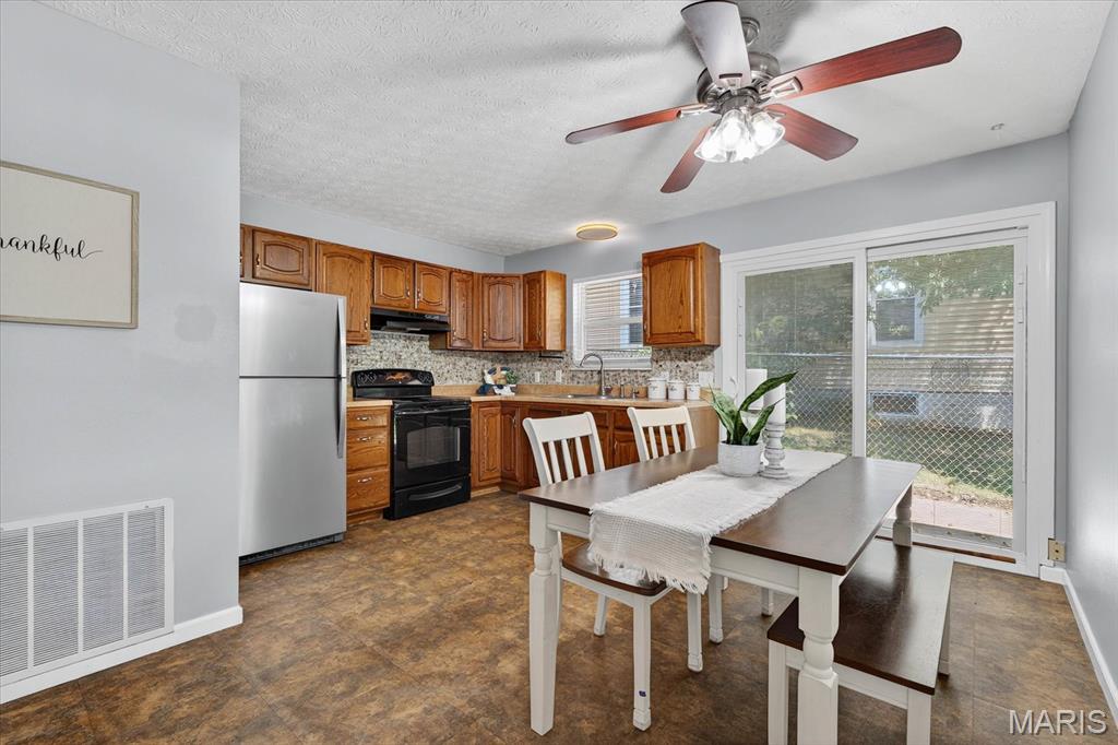 Edwardsville, Illinois 62025, United States, 3 Bedrooms Bedrooms, ,1 BathroomBathrooms,Residential,Active,164240