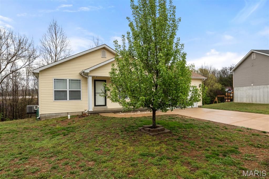Photo of 319 Hawks Perch Place, Hillsboro, MO 63050 (MLS # 26019320)