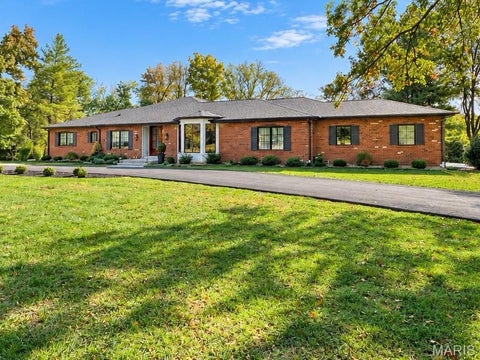 Photo of 20 Villa Coublay, Frontenac, MO 63131 (MLS # 26063685)