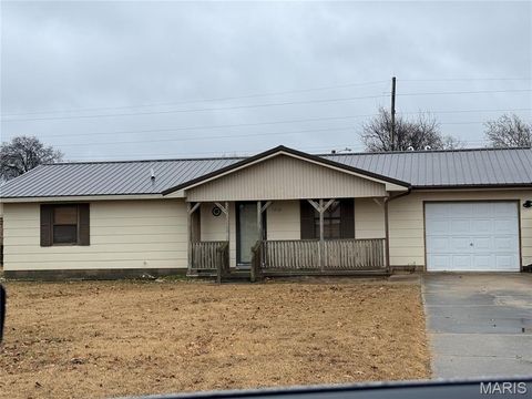 Photo of 1710 Sidney Street, Malden, MO 63863 (MLS # 25081667)