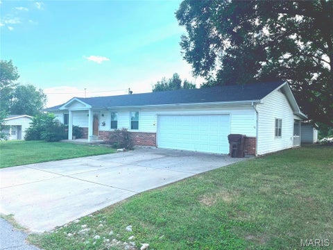 Photo of 105 S Sanderson Avenue, Elsberry, MO 63343 (MLS # 26059572)