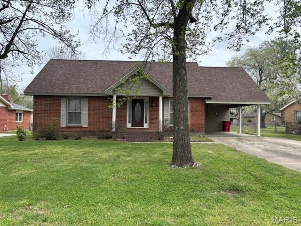 Photo of 908 Davis Boulevard, Sikeston, MO 63801 (MLS # 26019645)