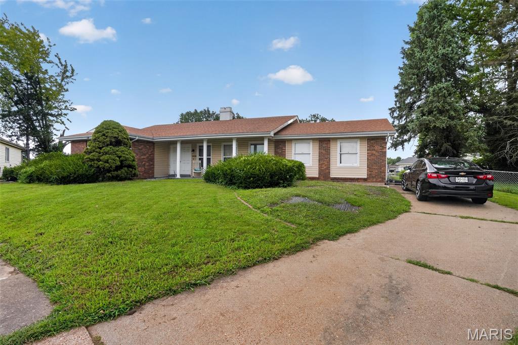 Photo of 5998 Sir Edward Court, Florissant, MO 63033 (MLS # 26052257)