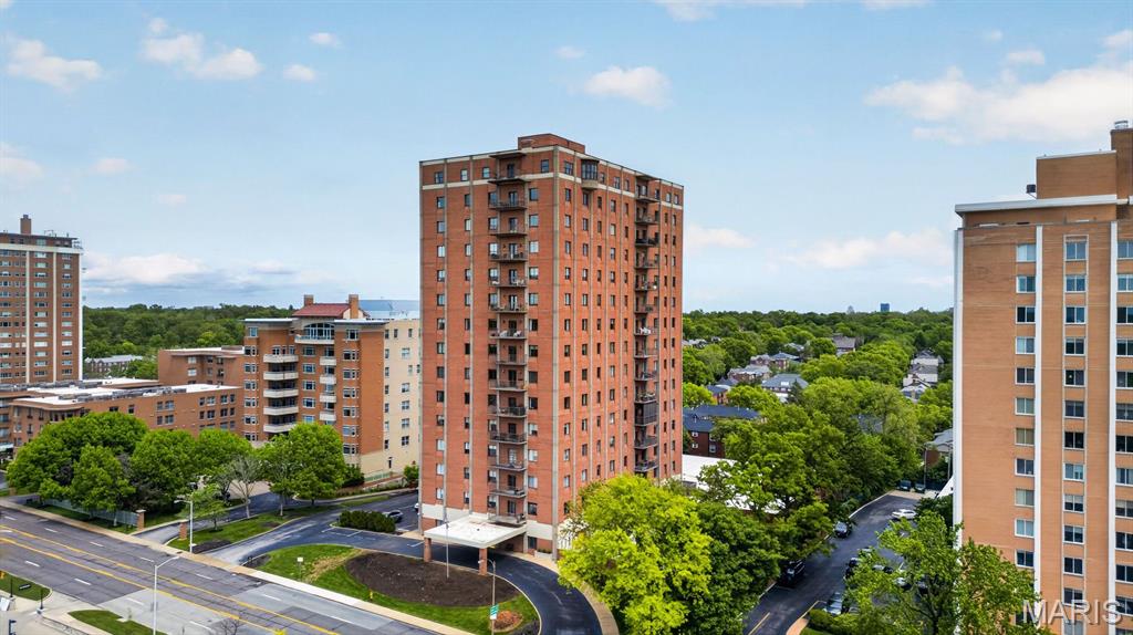 Eight-One-Six South Hanley Condominuim - Residential