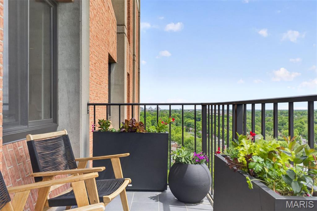 Eight-One-Six South Hanley Condominuim - Residential
