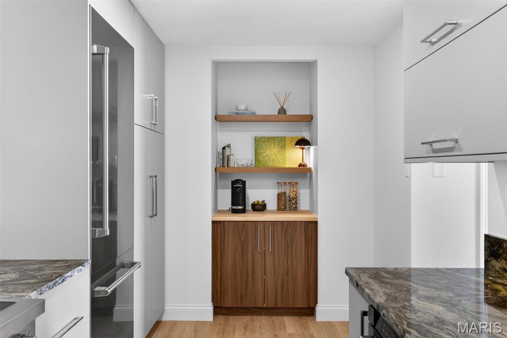 Eight-One-Six South Hanley Condominuim - Residential