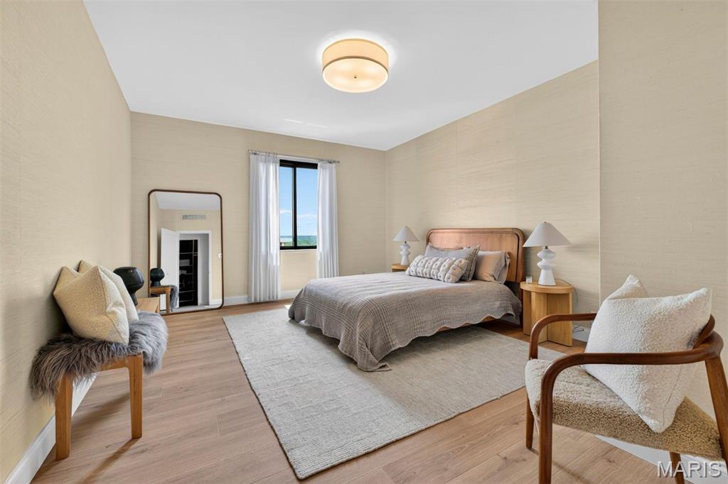 Eight-One-Six South Hanley Condominuim - Residential